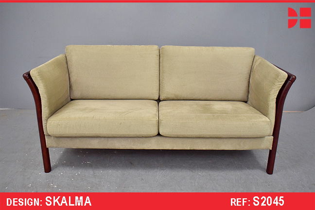 Modern 2 seat Asmara sofa with mahogany frame | Skalma