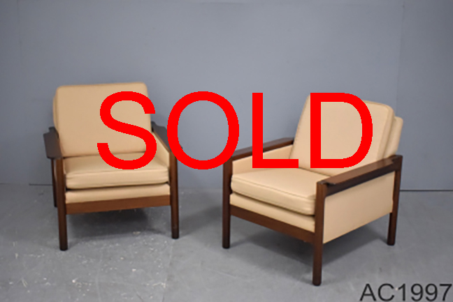 Compact Danish easy chair | Dark wood show frame