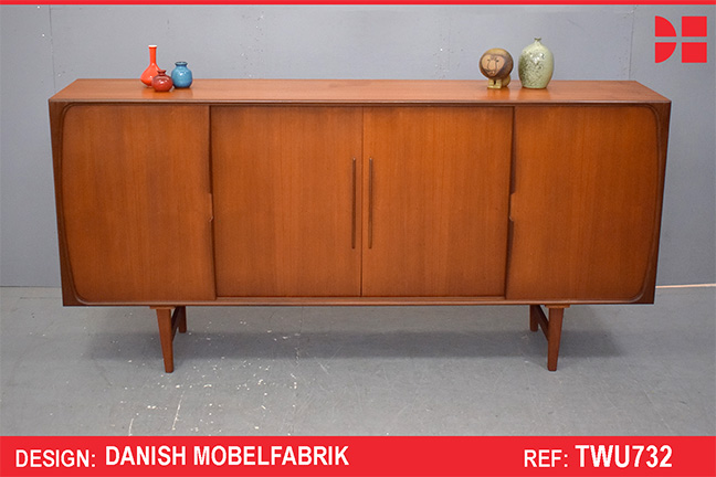 Sliding doors sideboard with internal bar and adjustable shelves