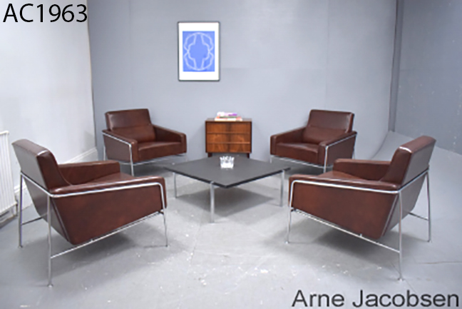Arne Jacobsen airport armchair model 3300 | brown leather 