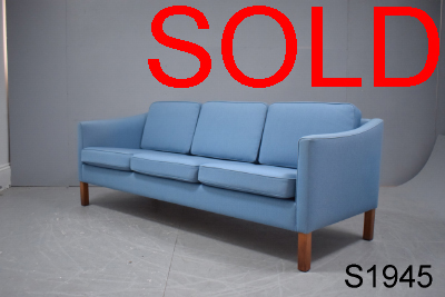 Classic 3 seat sofa | Gently curved frame