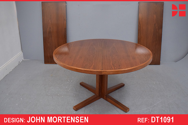 Vintage rosewood dining table model 25 designed by John Mortensen