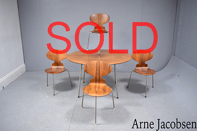 Arne Jacobsen round table & 4 Ant chairs | 1952 design