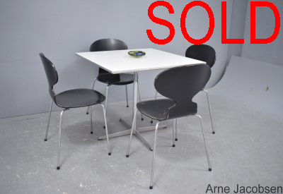 Arne Jacobsen square table | Pedestal leg