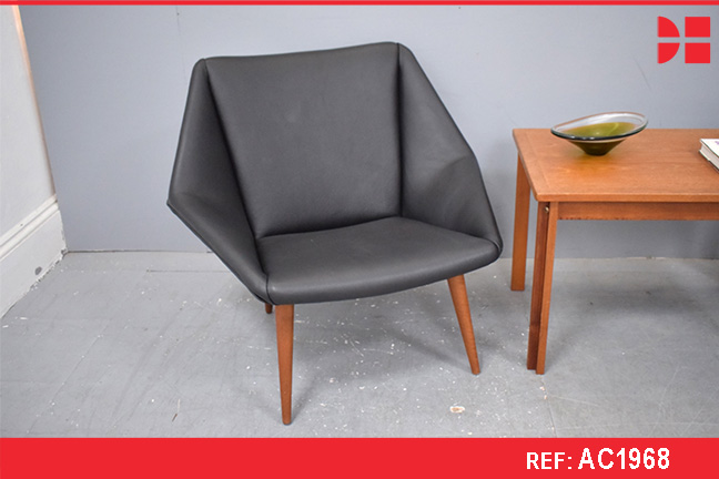 Rare easy chair with teak legs | New black leather