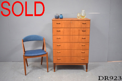 Danish chest of 6 drawers with oblong handles