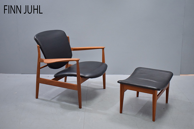 Finn Juhl armchair in teak and black vinyl | France chair