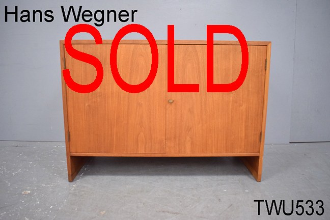 Hans Wegner design vintage teak 2 door cabinet | Ry Mobelfabrik