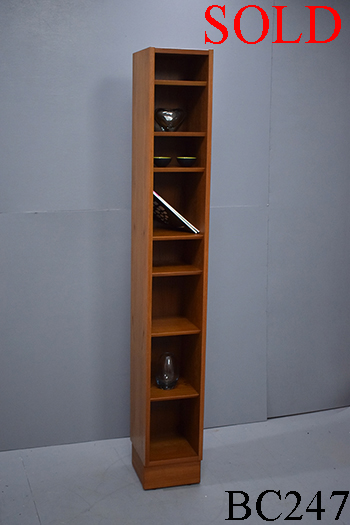 Narrow bookcase in teak | Hundevad