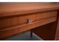 The central drawer is locking with 1 No.2 key supplied.