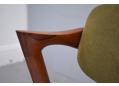 Elegant elbow rest supports the tilting back support. 