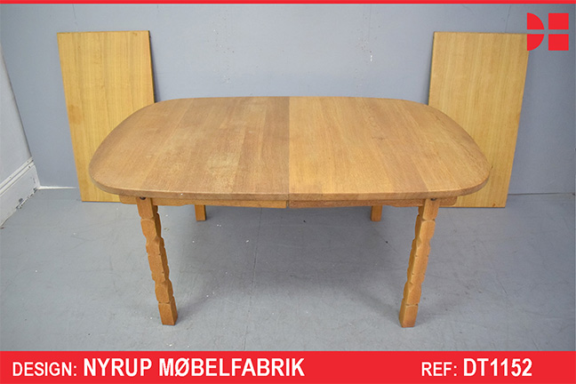 Solid oak dining table extending with 2 leaves | Nyrup Mobelfabrik