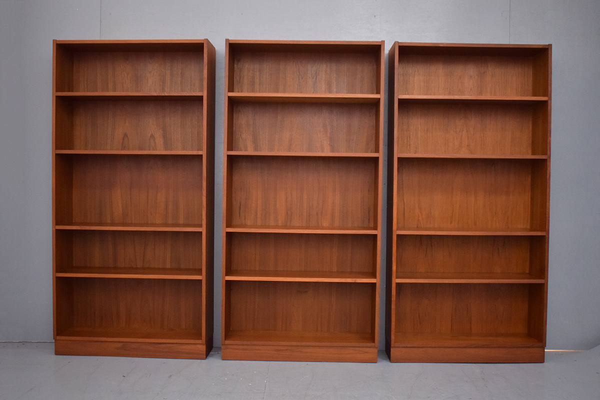 Vintage teak bookcase with adjustable shelves. SEJLING SKABE