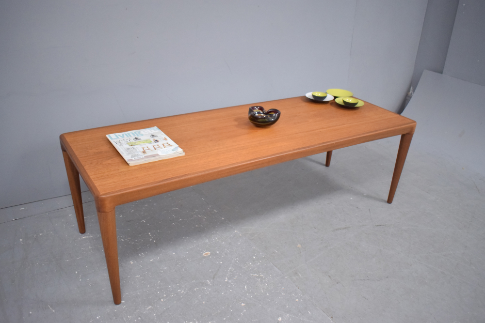 Very long coffee table in teak | Black fornica hot stand