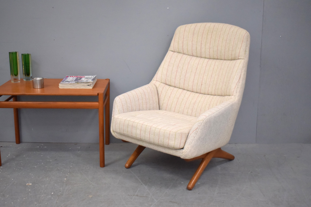 High back armchair on scissor legs | Illum Wikkelsoe