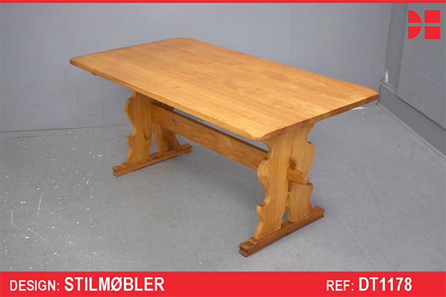 Solid oak trestle leg dining table | Stilmobler