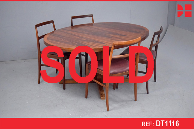 Oval pedistal-leg dining table in vintage rosewood