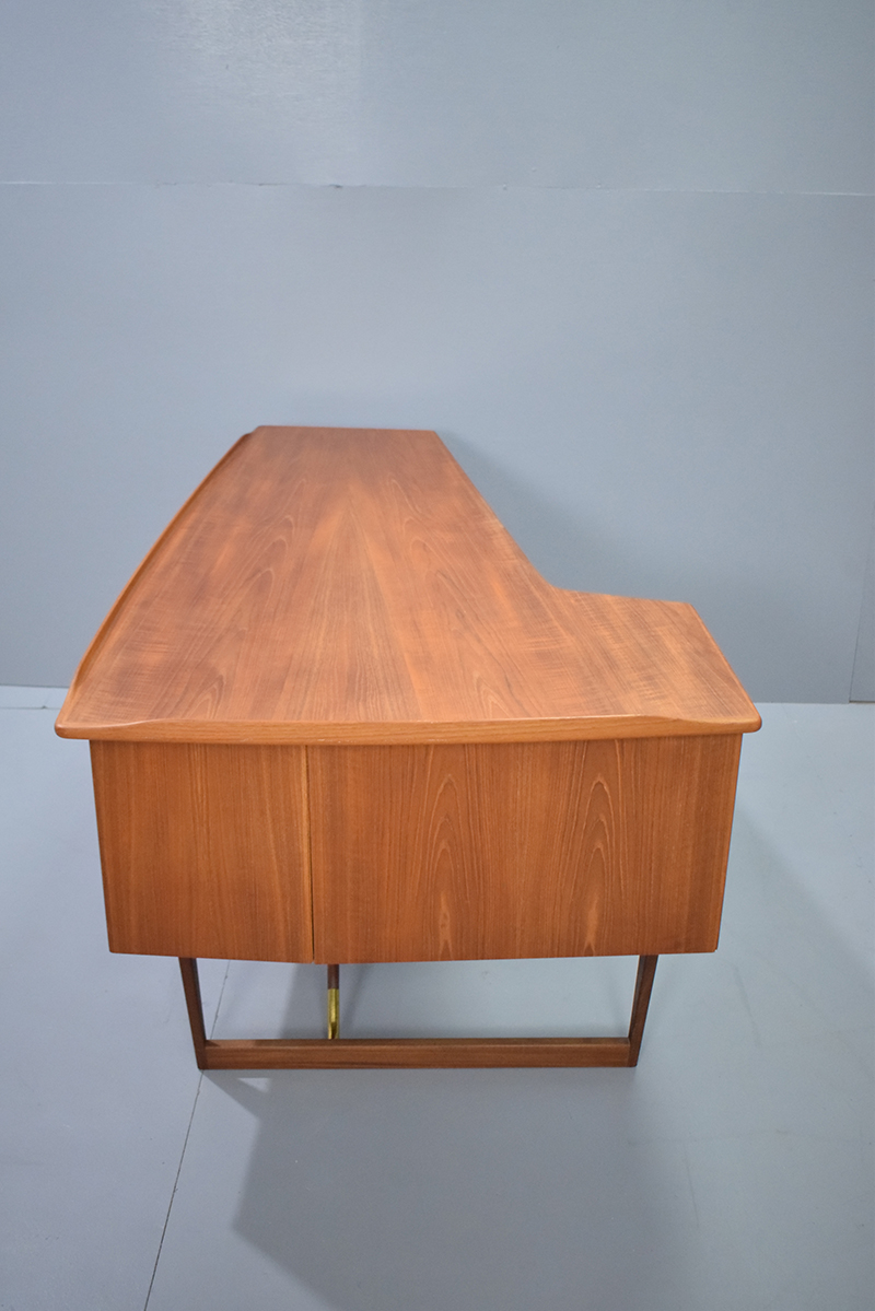Vintage shop l desk